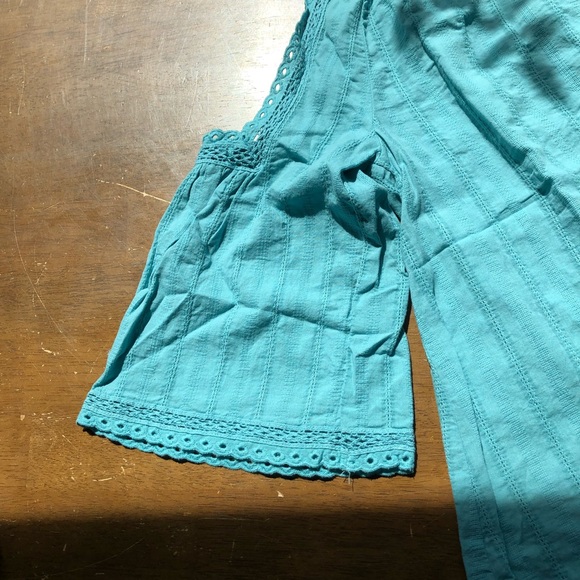 NWT FINAL REDUCTION Cold Shoulder Crochet Top Sz S - Picture 4 of 8